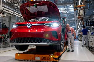 Komentář: Řešením problémů automobilového průmyslu je rychlejší přechod k elektromobilitě